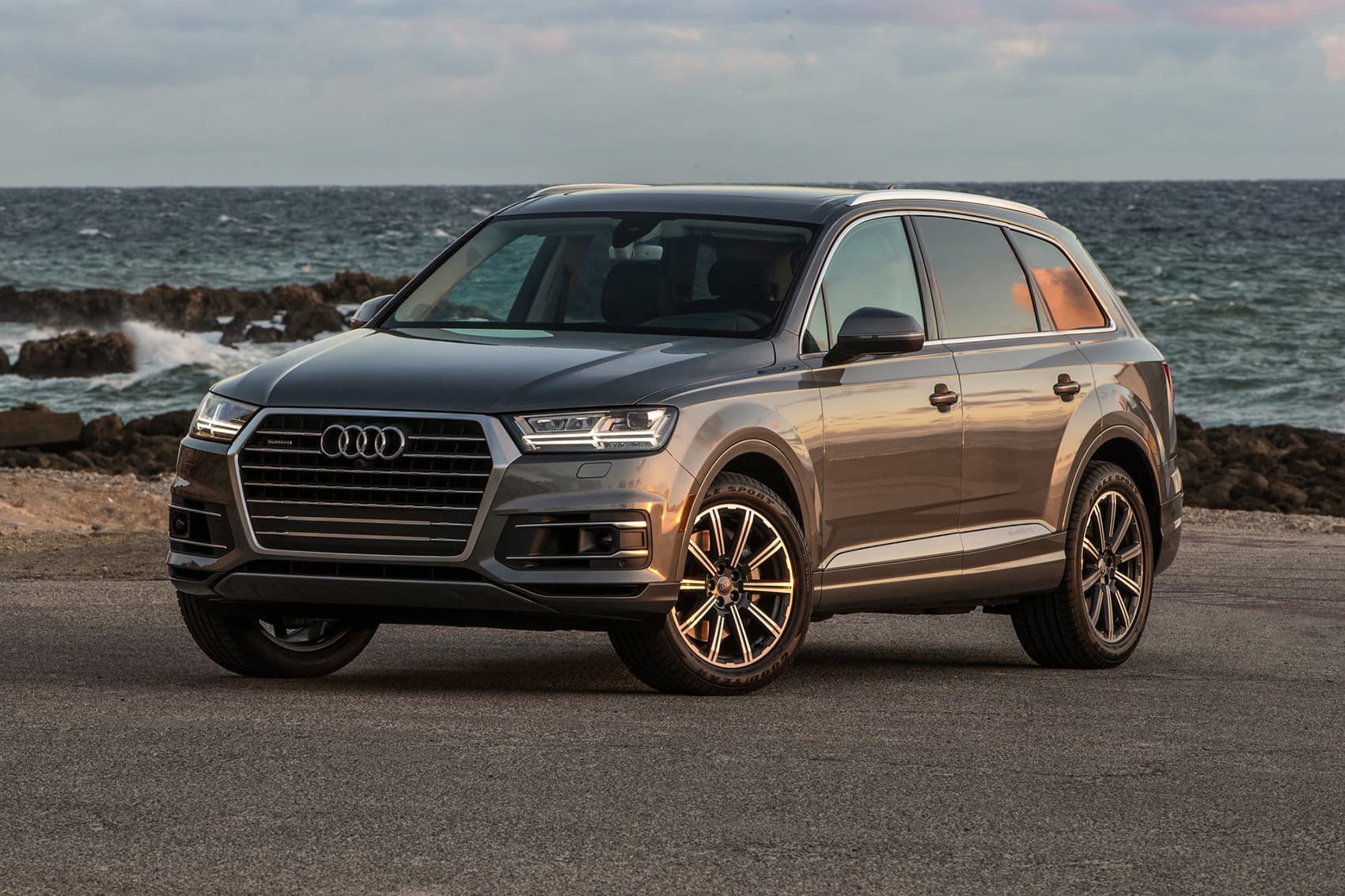 blog item card - The SUVs by Audi - Which should you choose? All the necessary info about consumption, boot space, pros and cons in this Gowago guide. 