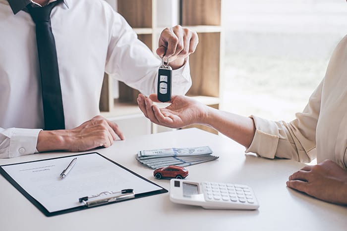 blog item card - In this article you will learn the main differences between leasing and subscription.