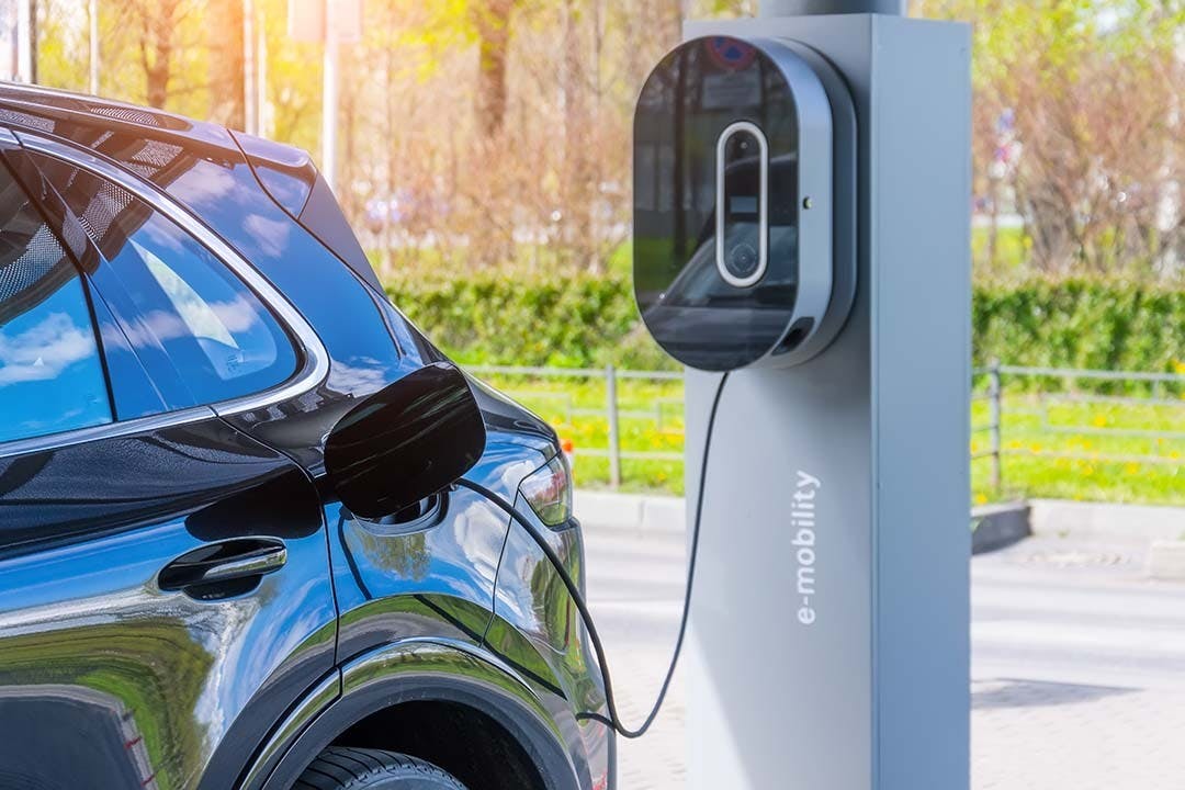 blog item card - Hybrid vs. electric: Learn about different charging technologies and hybrid types (classic, plug-in, mild hybrid). Find out about the advantages and disadvantages now.