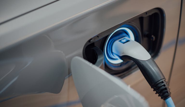 blog item card - Tesla hat vor kurzem bekannt gegeben, dass das Unternehmen 92% der Autobatterien recyceln kann.