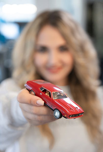 Michelle Felde holding car